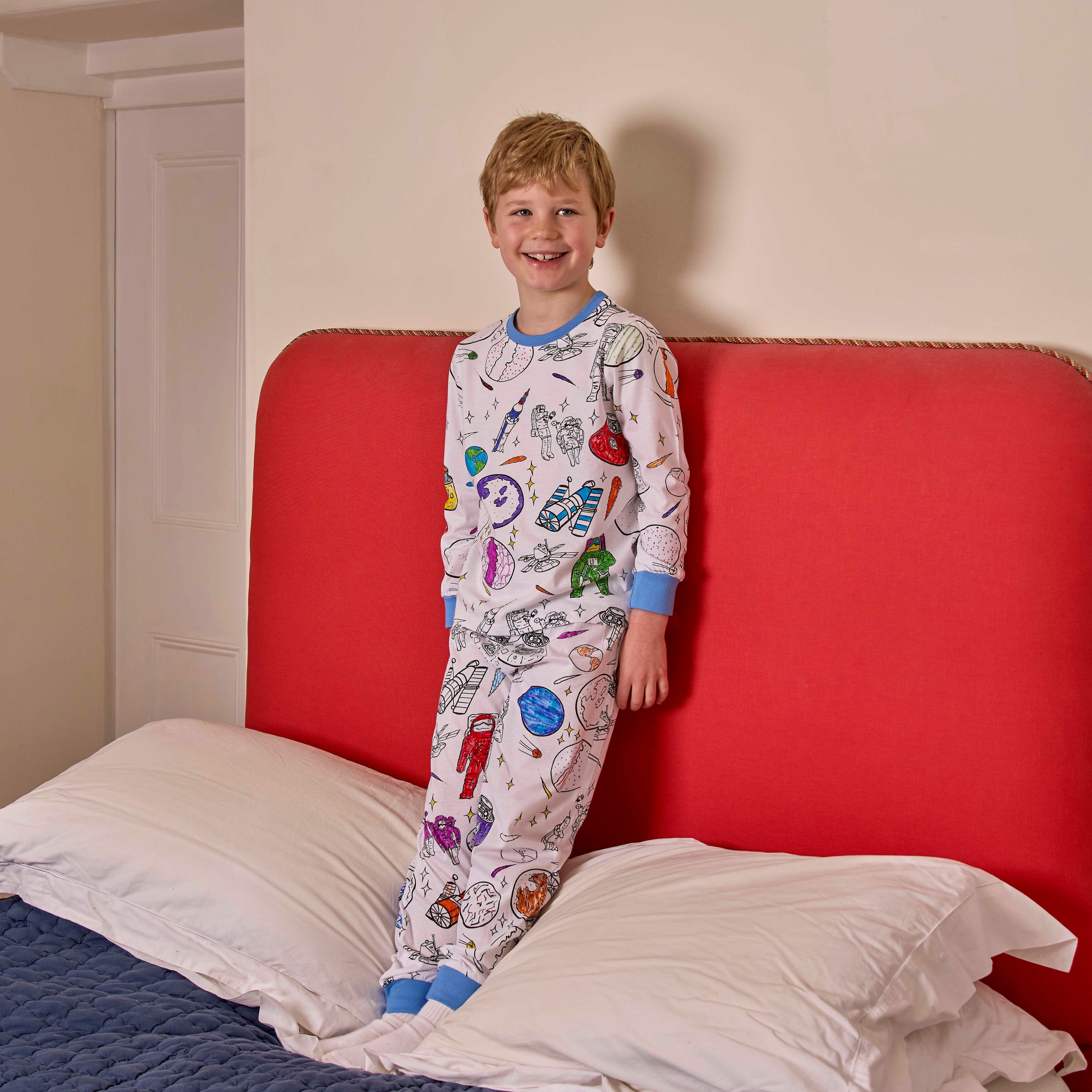 Explorateur de l'espace en pyjama à colorier