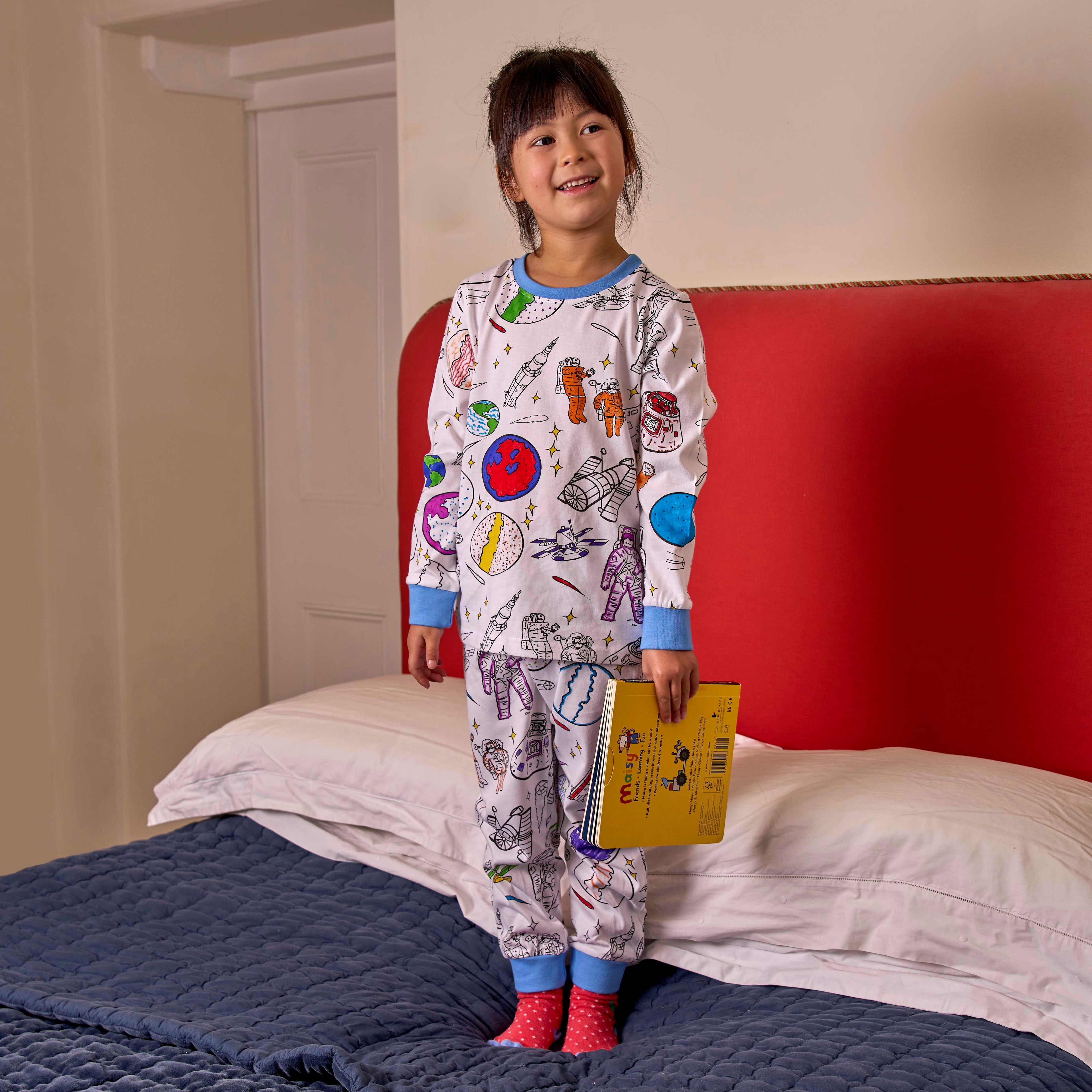 Explorateur de l'espace en pyjama à colorier