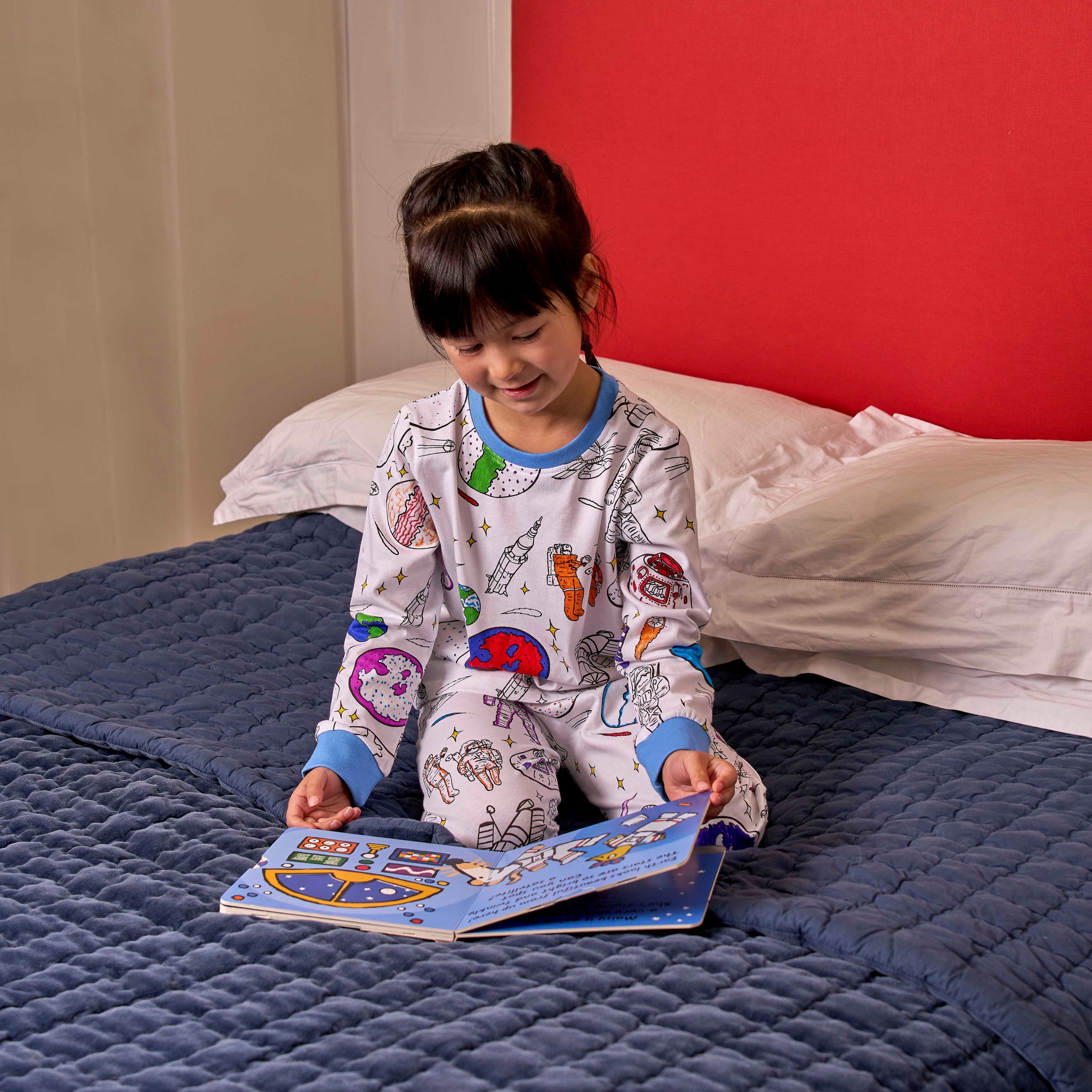 Explorateur de l'espace en pyjama à colorier