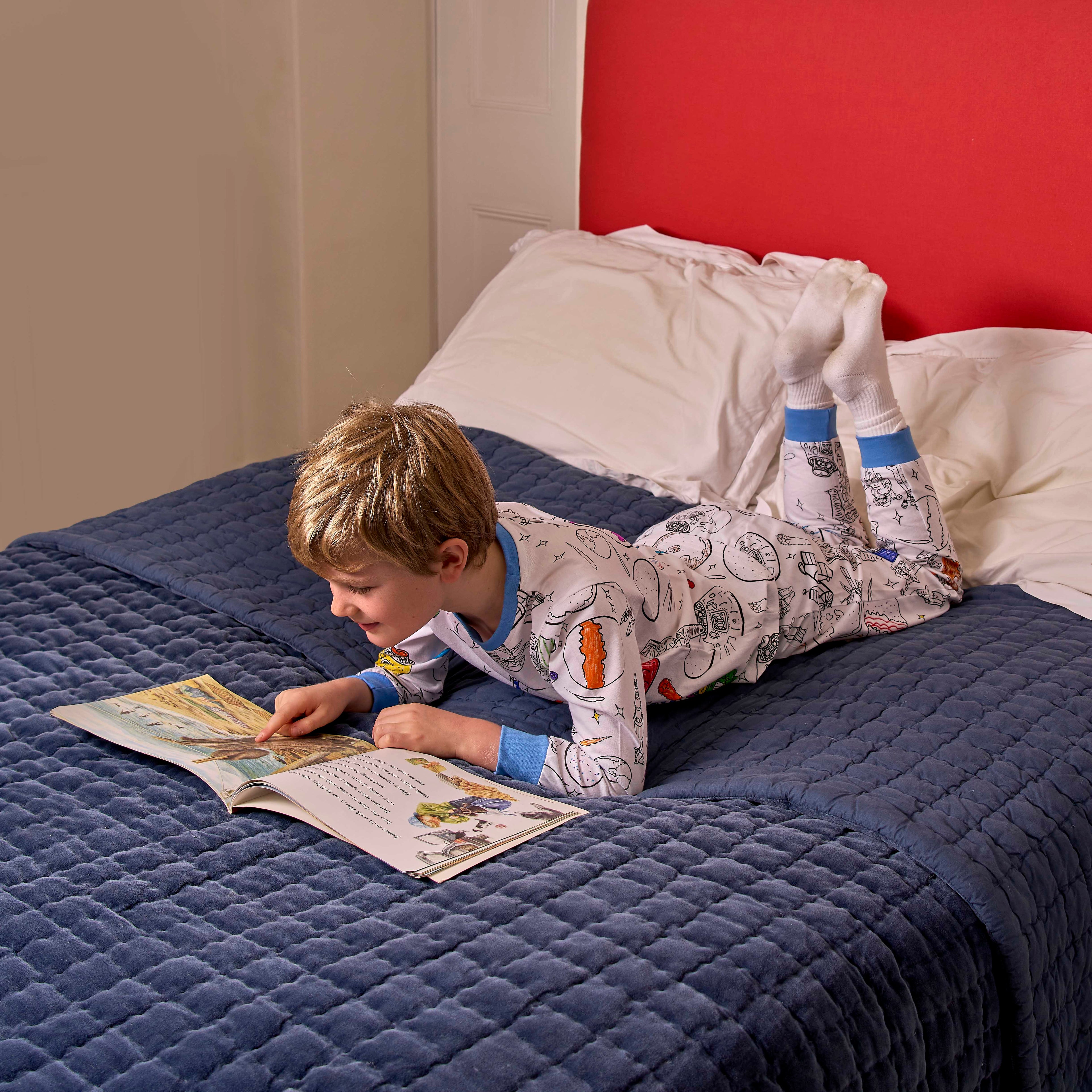 Explorateur de l'espace en pyjama à colorier