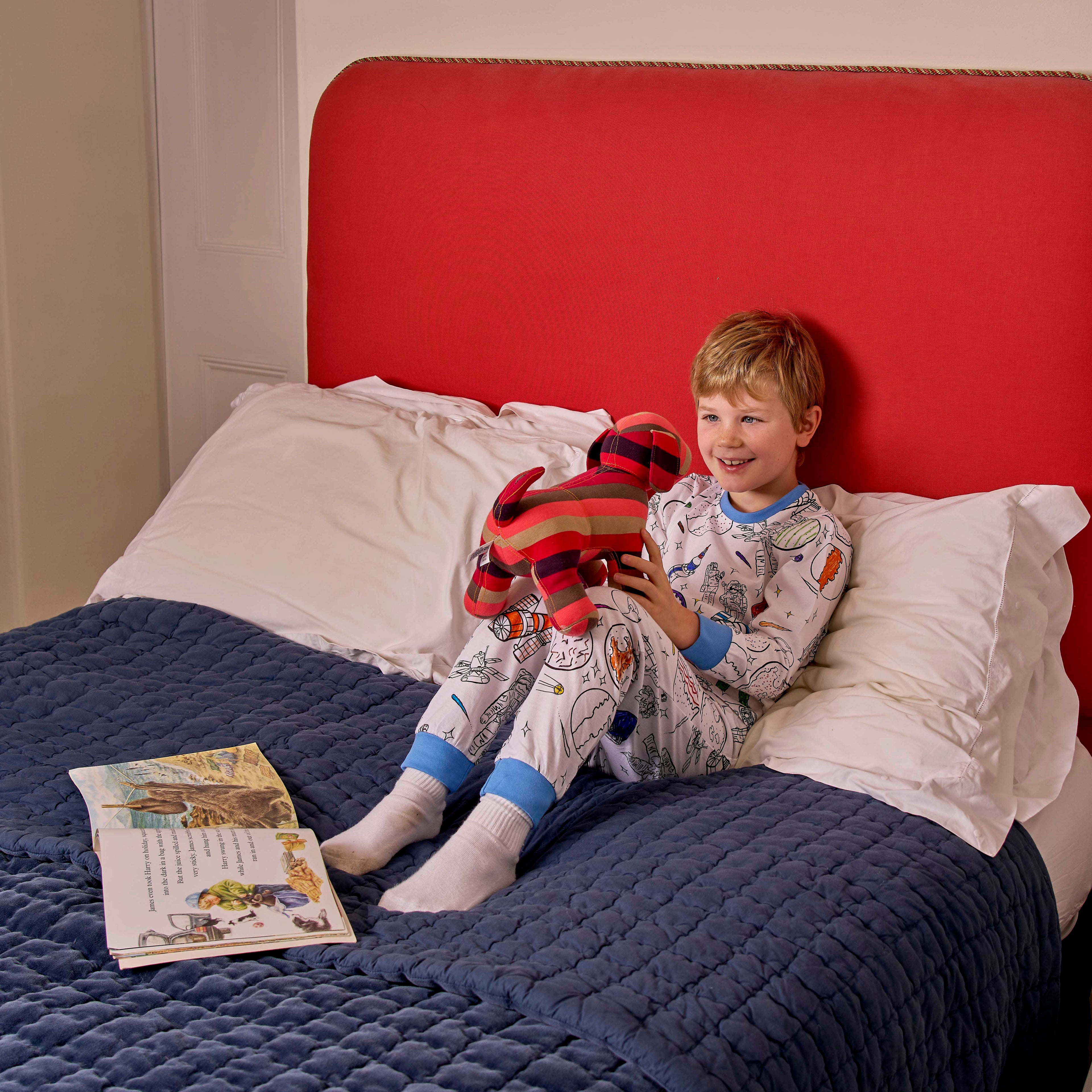 Explorateur de l'espace en pyjama à colorier