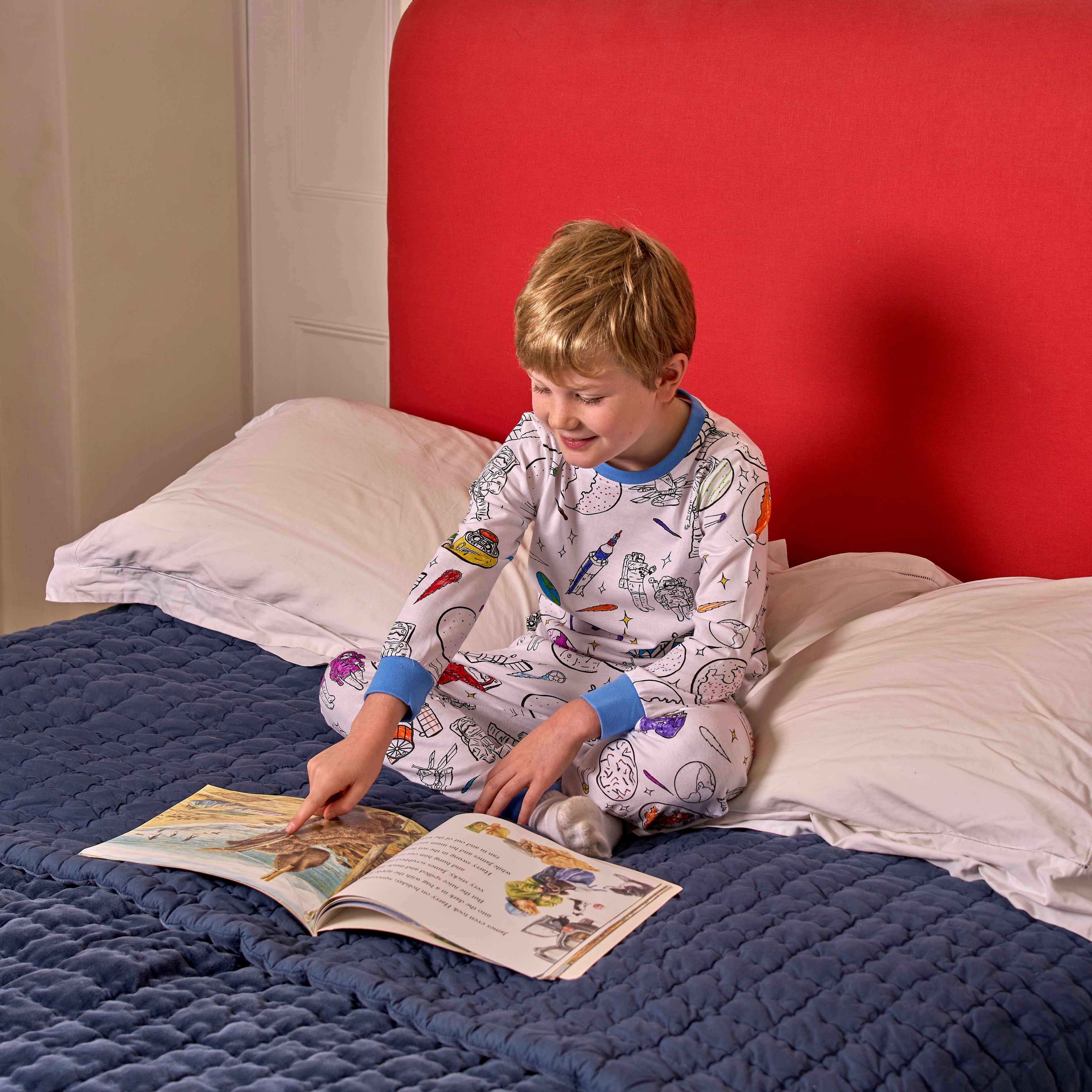 Explorateur de l'espace en pyjama à colorier